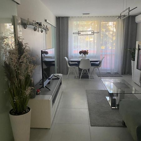Apartman Neutra Exterior foto