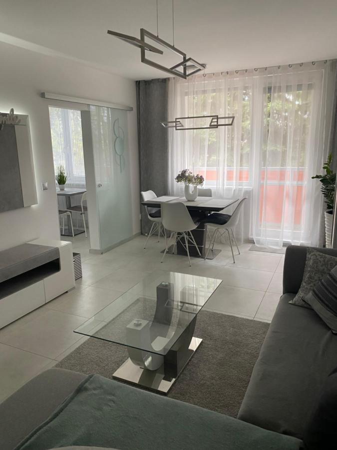 Apartman Neutra Exterior foto