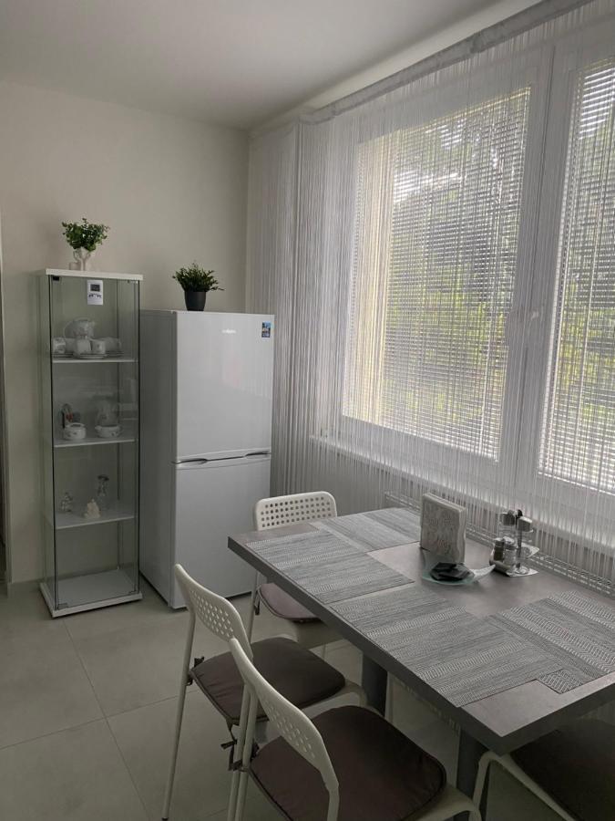 Apartman Neutra Exterior foto